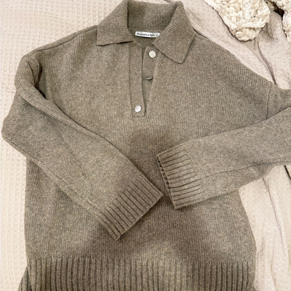 Abercrombie & Fitch Women’s Sweater